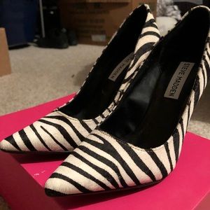 *** *HOST PICK*** ❤️ Zebra pointy Pumps